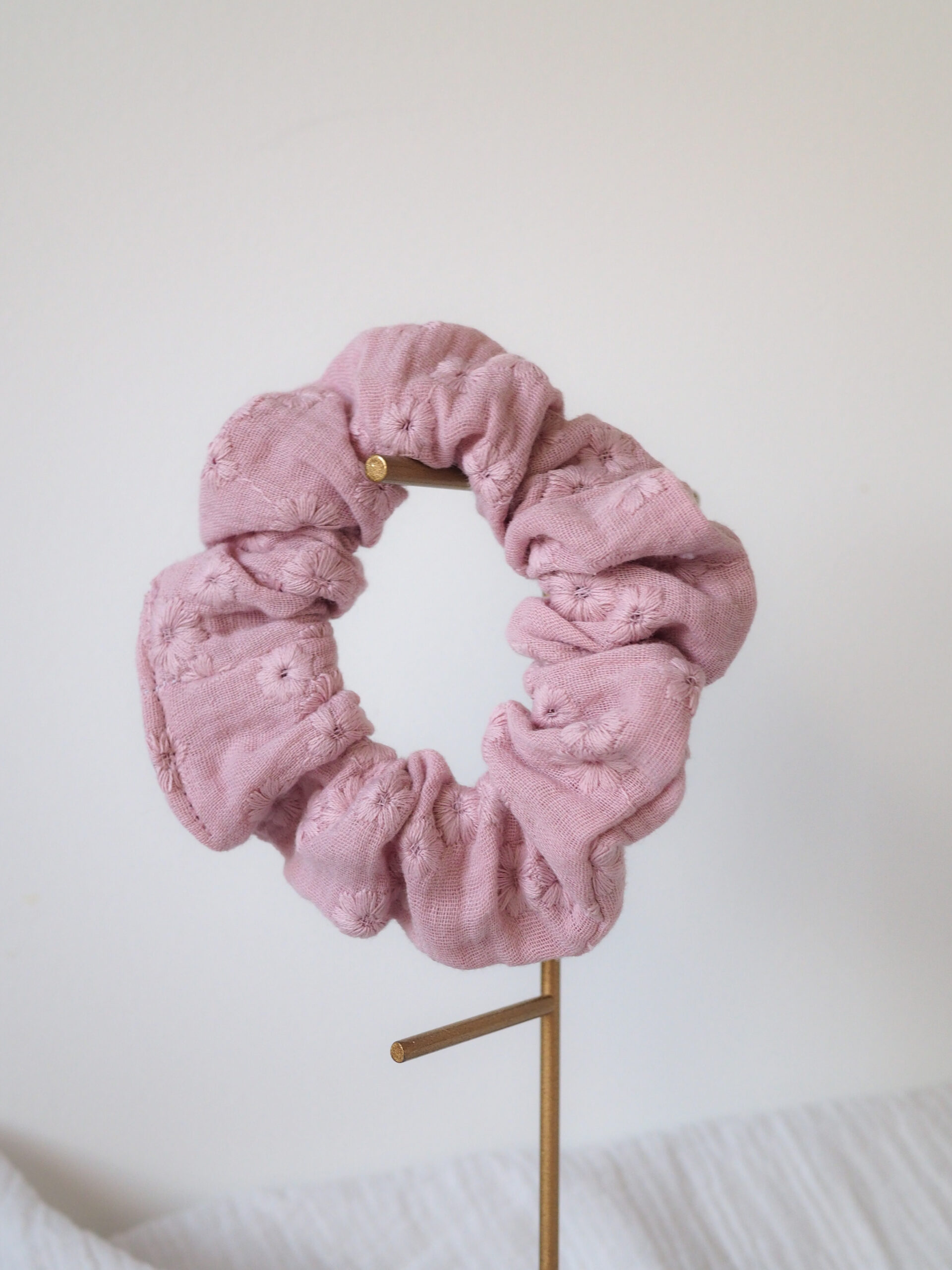 Chouchou Apolline gaze de coton brodé rose